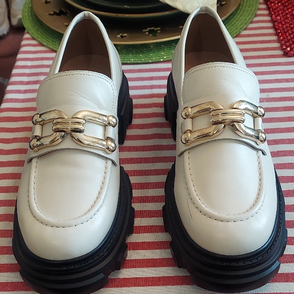 LISA*VICKY Shoes - Elegant Cream Loafers with Gold Accent